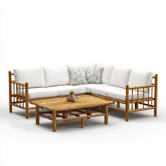 Bambusowy zestaw mebli ogrodowych – narożnik 230 × 230 cm z białymi poduszkami i stolikiem 100 × 60 cm